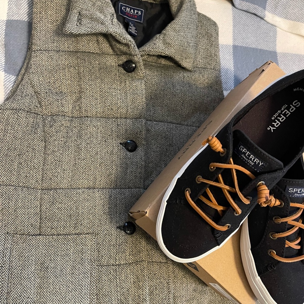Sperry Top Siders in size 8, crest vibe mainstream black and small Chaps vest!
